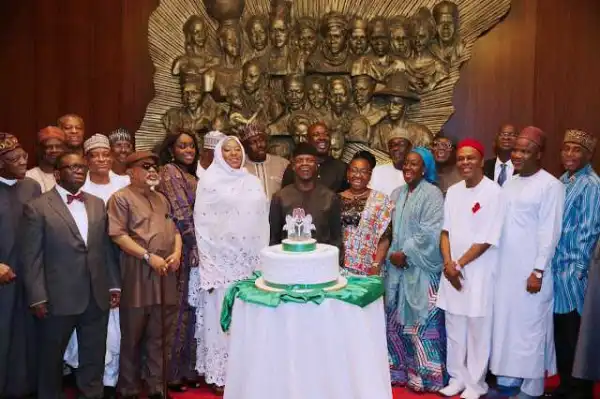 Ministers Surround Acting President Osinbajo As He Cuts His 60th Birthday Cake (Photos)